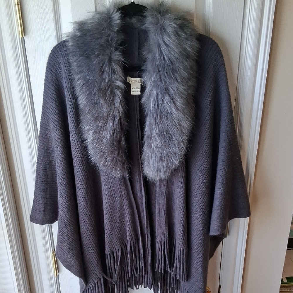 Sweater Fringe Shawl with Faux Fur Collar Sleeveless Cape Wrap Shrug